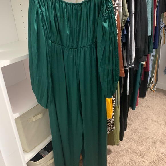 GORGEOUS SATIN JUMPSUIT 💚🤩 - Picture 6 of 8